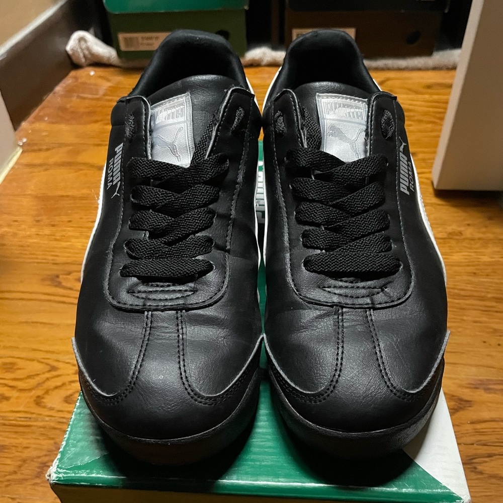 Mens 9.5 black and white puma Roma good condition